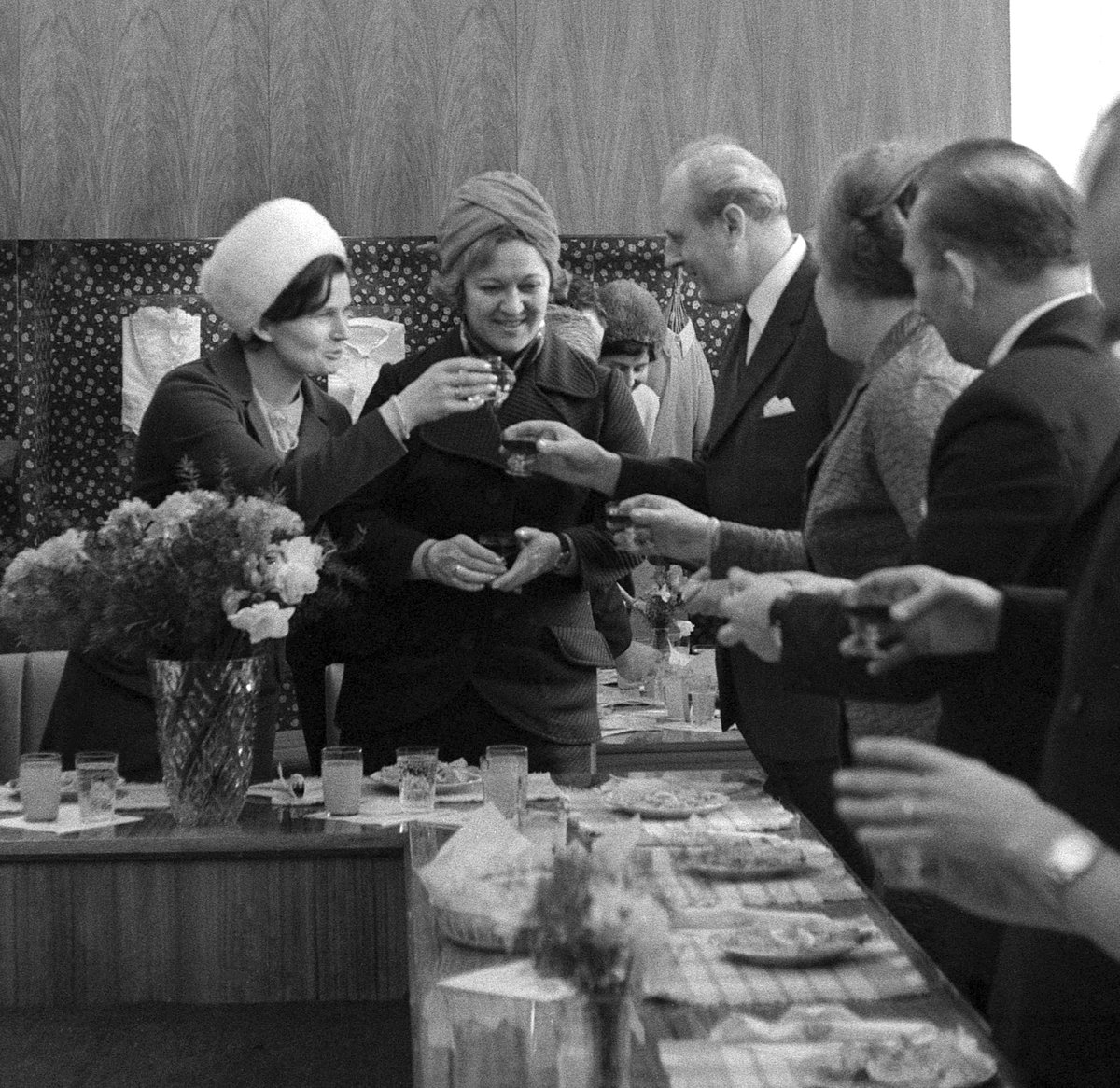 V roce 1971 podnik navštívila Valentina Těreškovová. Bývalá tkadlena strávila v podniku celý den.