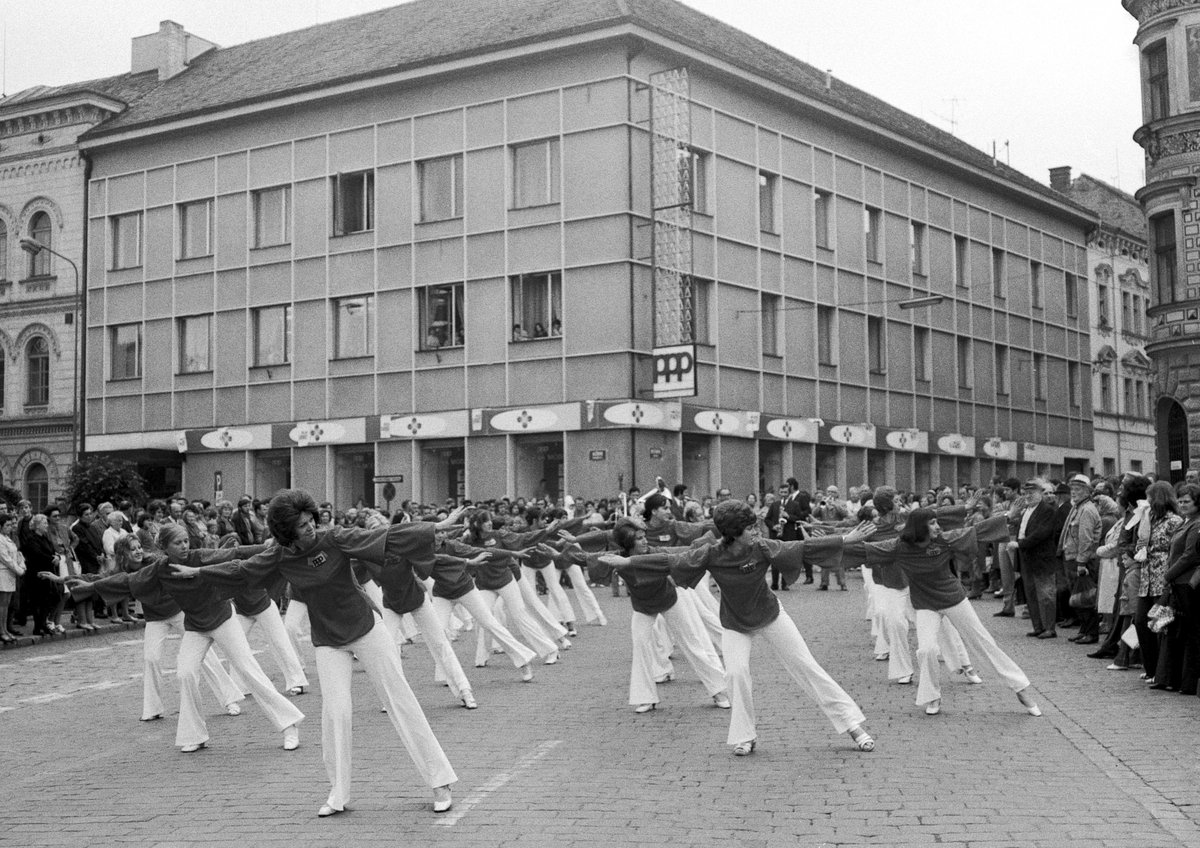 První mažoretky v Československu. Na snímku vystoupení na začátku 70. let před prodejnou PPP.