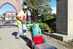 Speciální přístroj, kterým začali v Břeclavi hubit plevel na veřejných místech, kombinuje infračervené teplo a silný proud horkého vzduchu.