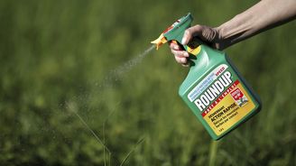 Herbicid Roundup způsobuje rakovinu, rozhodl soud v USA. Akcie výrobce jsou dolů