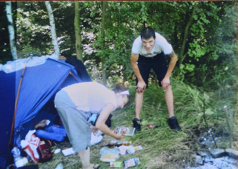 Společně se dvěma ženami vyrážel do stanových kempů, které byly poblíž makových polí.