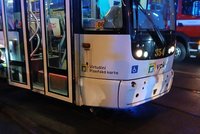 Seniorka v Plzni přebíhala koleje a upadla: Tramvaj do ní najela! Těžká zranění