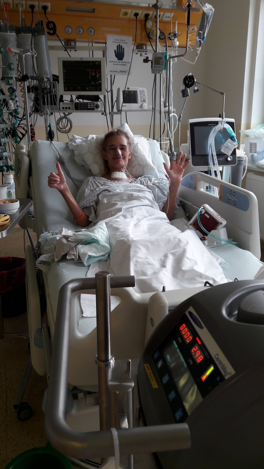 Pacientka trpí těžkou plicní hypertenzí a do Všeobecné fakultní nemocnice v Praze byla přijata s masivním chrlením krve z plic a selháváním srdce.