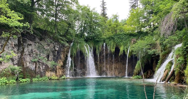 Plitvická jezera v Chorvatsku jsou turistickým rájem.