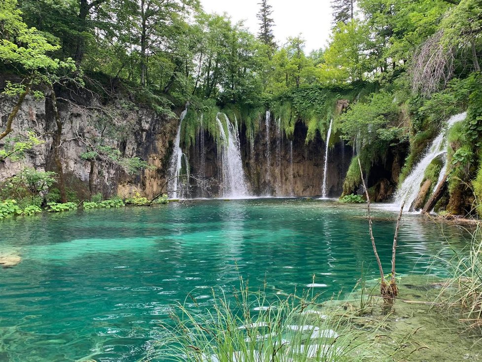 Plitvická jezera v Chorvatsku jsou turistickým rájem.