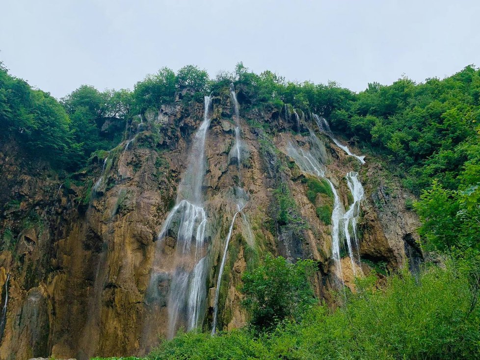 Plitvická jezera v Chorvatsku jsou turistickým rájem.