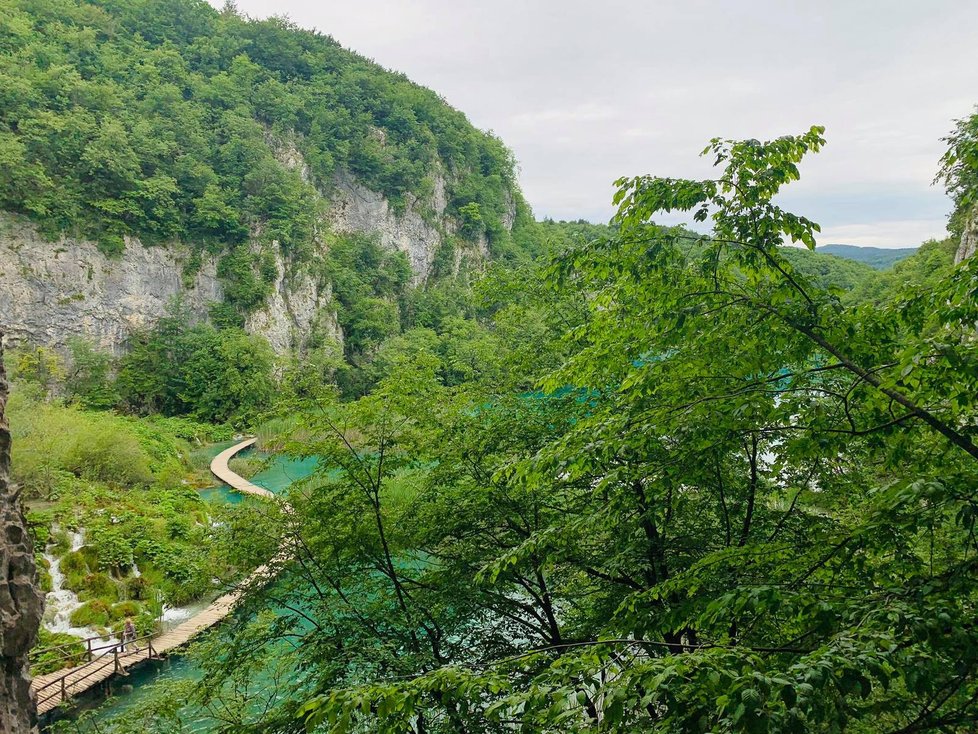 Plitvická jezera v Chorvatsku jsou turistickým rájem.