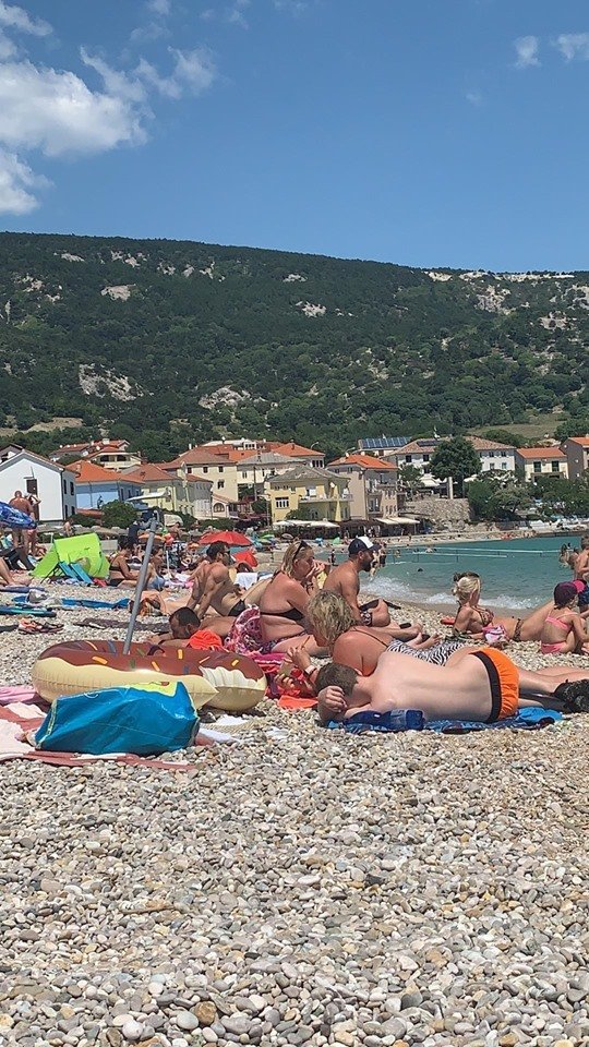 Pláže na ostrově Krk v oblasti Baška se pomalu, ale jistě zaplňují turisty.