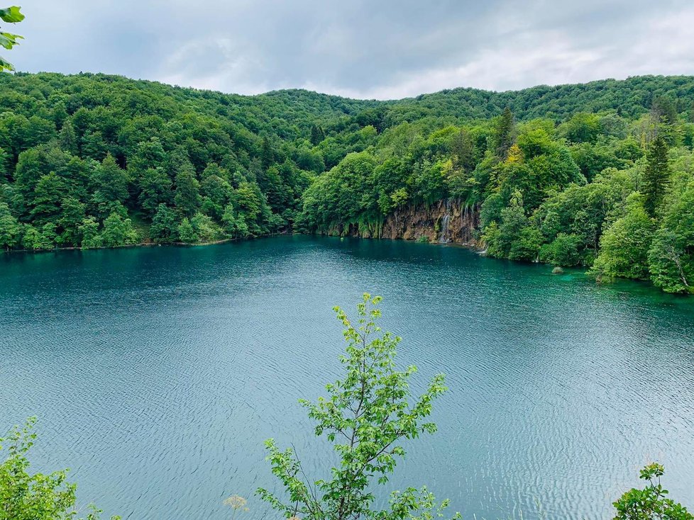 Plitvická jezera v Chorvatsku jsou turistickým rájem.