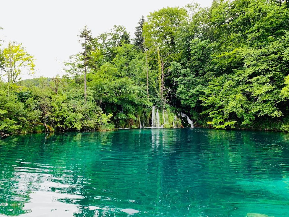 Plitvická jezera v Chorvatsku jsou turistickým rájem.