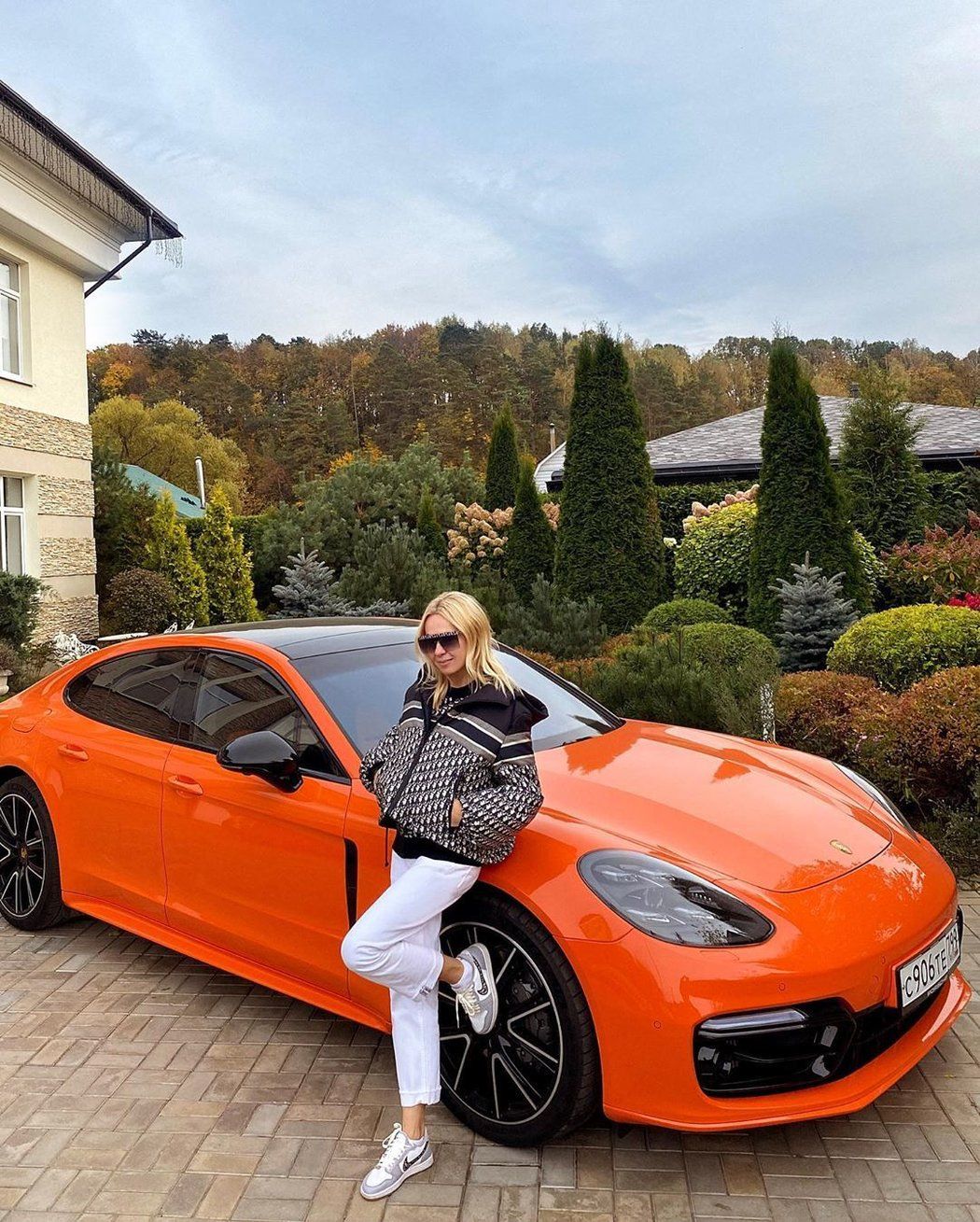 Jana Rudkovská si také užívá zbrusu nové Porsche