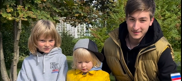 Pljuščenko trávil den otců se svými syny na zahradě při sklizni jablek