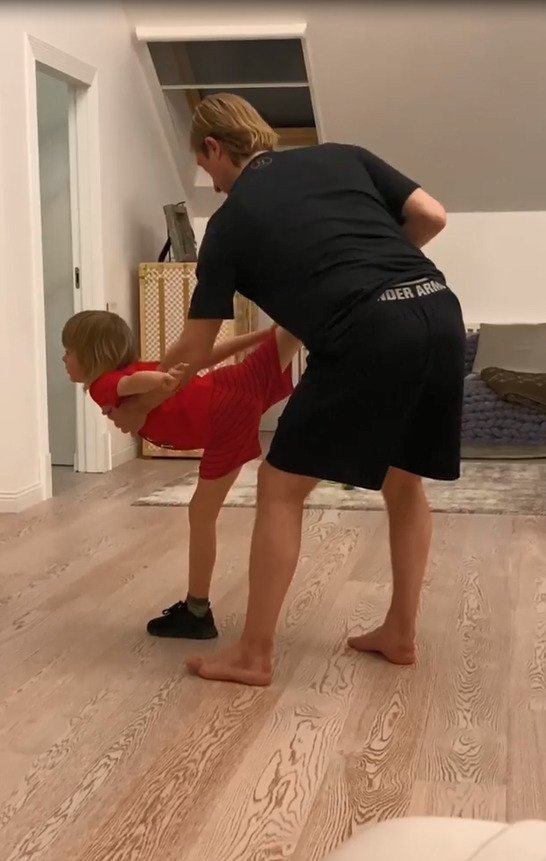 Jevgenij Pljuščenko svého chlapečka trénuje velice tvrdě