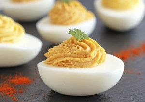 Co s vejci natvrdo? Recept na plněná vajíčka, který máte hned