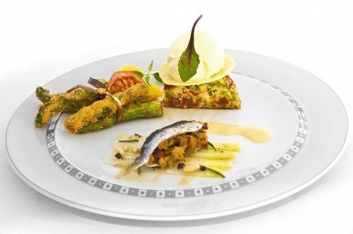 Plněné sardinky s chřestovým carpaccio a chřestovýtimbale s chřestovou zmrzlinou Plněné sardinky s chřestovým carpaccio a chřestovýtimbale s chřestovou zmrzlinou