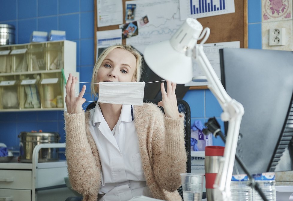 Symbolem prvního lockdownu se staly roušky, hraje s ní i Jana Plodková 