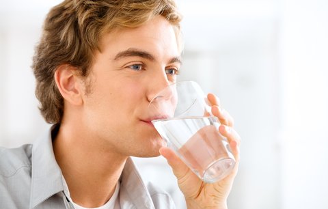 6 tipů pro zvýšení plodnosti mužů? Nepijte vodu z kohoutku!