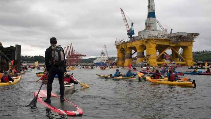 Plošina Polar Pioneer obklopená demonstranty v přístavu v Seattlu