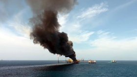 Při požáru na ropné plošině v Mexickém zálivu zemřelo nejméně pět lidí.