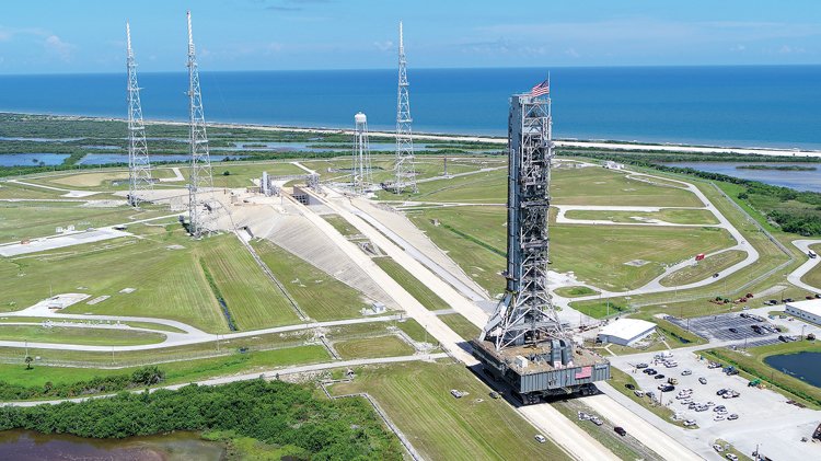 Odpalovací plošina pro obří raketu SLS při příjezdu na startovací komplex NASA