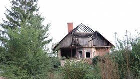 Při požáru domu v Plotištích nad Labem, v městské části Hradce Králové, zemřel člověk.