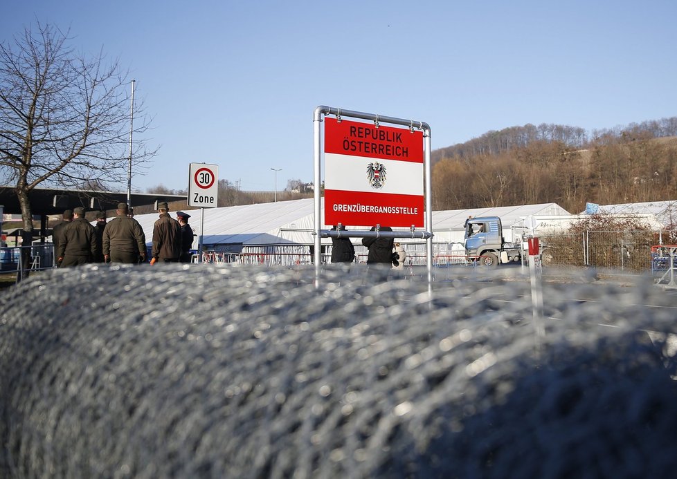 Takhle Rakousko začalo v prosinci 2015 se stavbou plotu na hranici se Slovinskem.