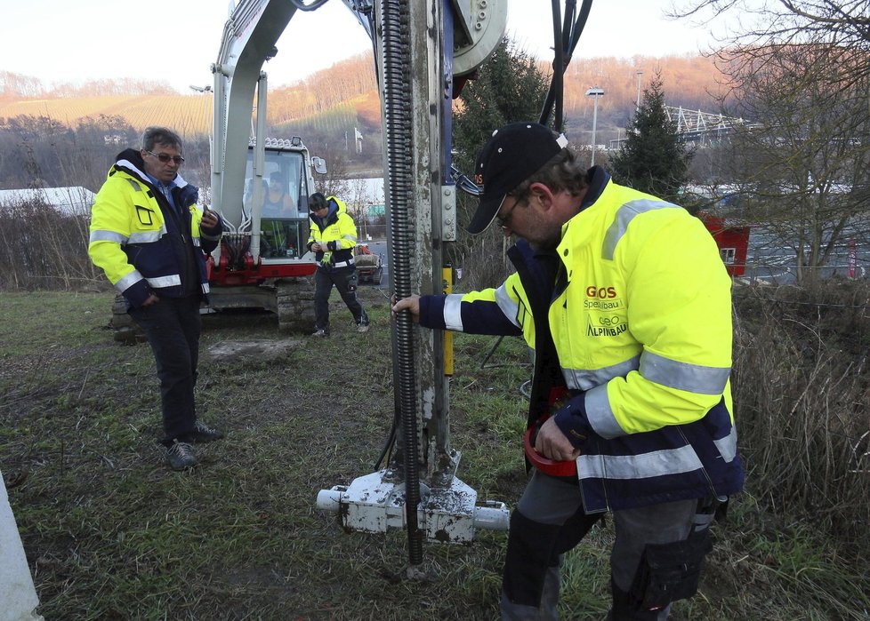 Takhle Rakousko začalo v prosinci 2015 se stavbou plotu na hranici se Slovinskem.
