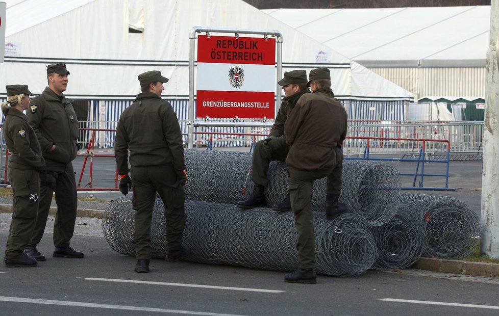 Takhle Rakousko začalo v prosinci 2015 se stavbou plotu na hranici se Slovinskem.