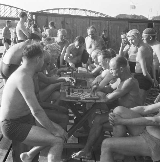 Návštěvníci plovárny hrají šachy, rok 1947.