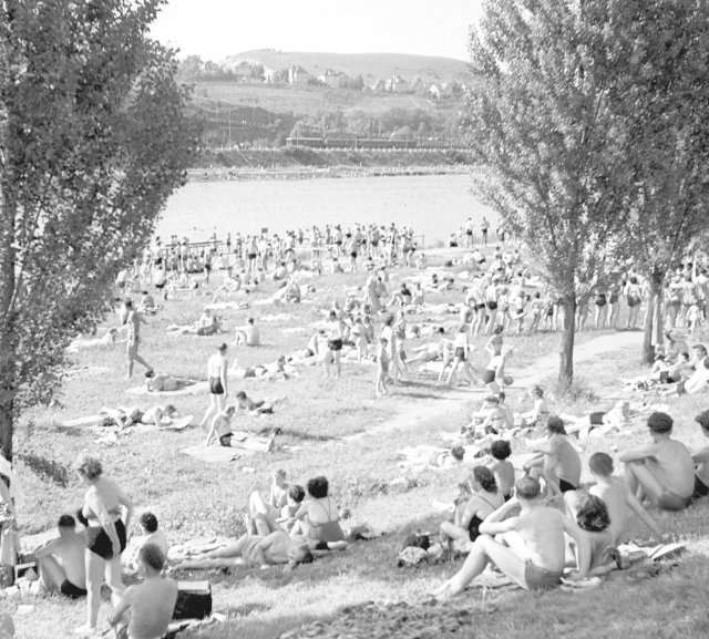 Návštěvníci plovárny, rok 1954.