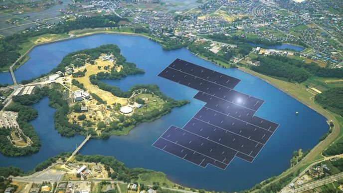 Plovoucí solární elektrárna společnosti Kyocera na přehrade Yamakura v Japonsku
