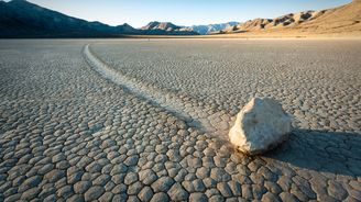 Záhada plujících kamenů v Údolí smrti. Objasnit ji po sto letech pomohla až náhoda Záhada plujících kamenů v Údolí smrti. Objasnit ji po sto letech pomohla až náhoda