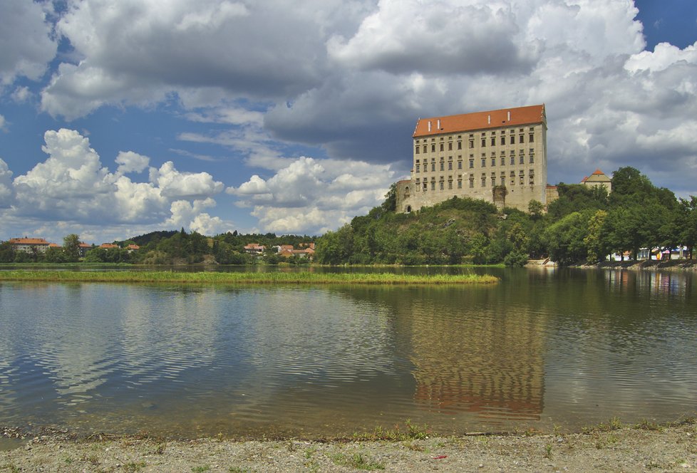 Pod plumlovským zámkem je Podhradský rybník.