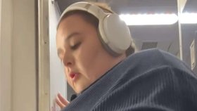 Plus size influencerka se pustila do Ryanairu. „Nejtěsnější toaleta, jakou jsem kdy zažila!“
