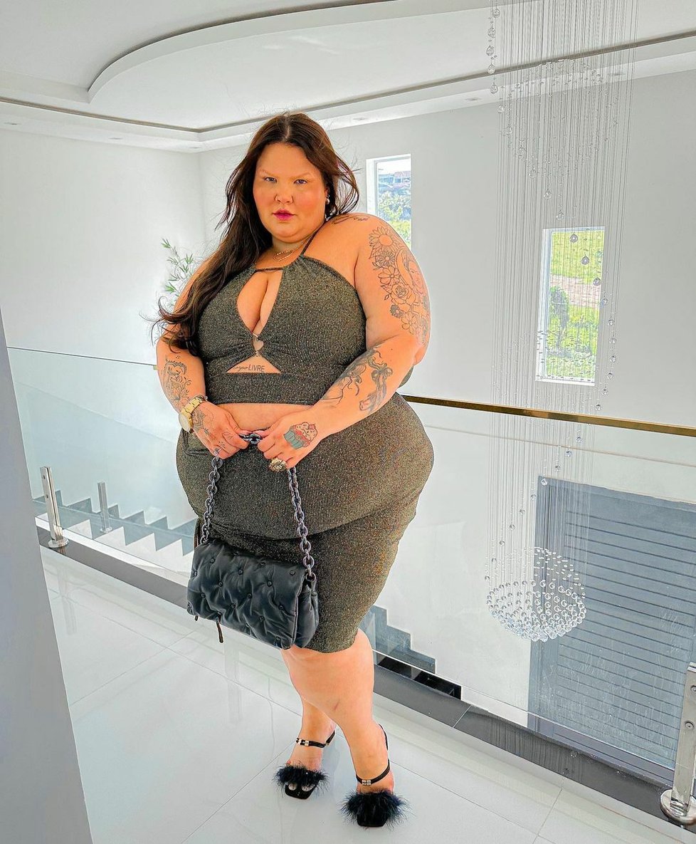 Plus size modelka čelí za obezitu kritice: Můj manžel to tělo miluje, vzkazuje lidem