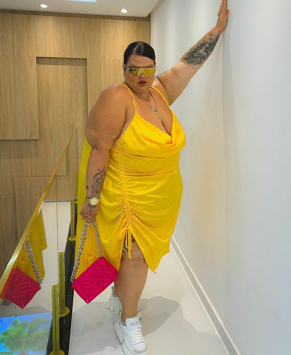 Plus size modelka čelí za obezitu kritice: Můj manžel to tělo miluje, vzkazuje lidem