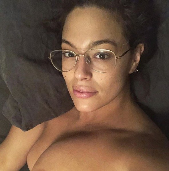 Nenalíčená Ashley Graham.