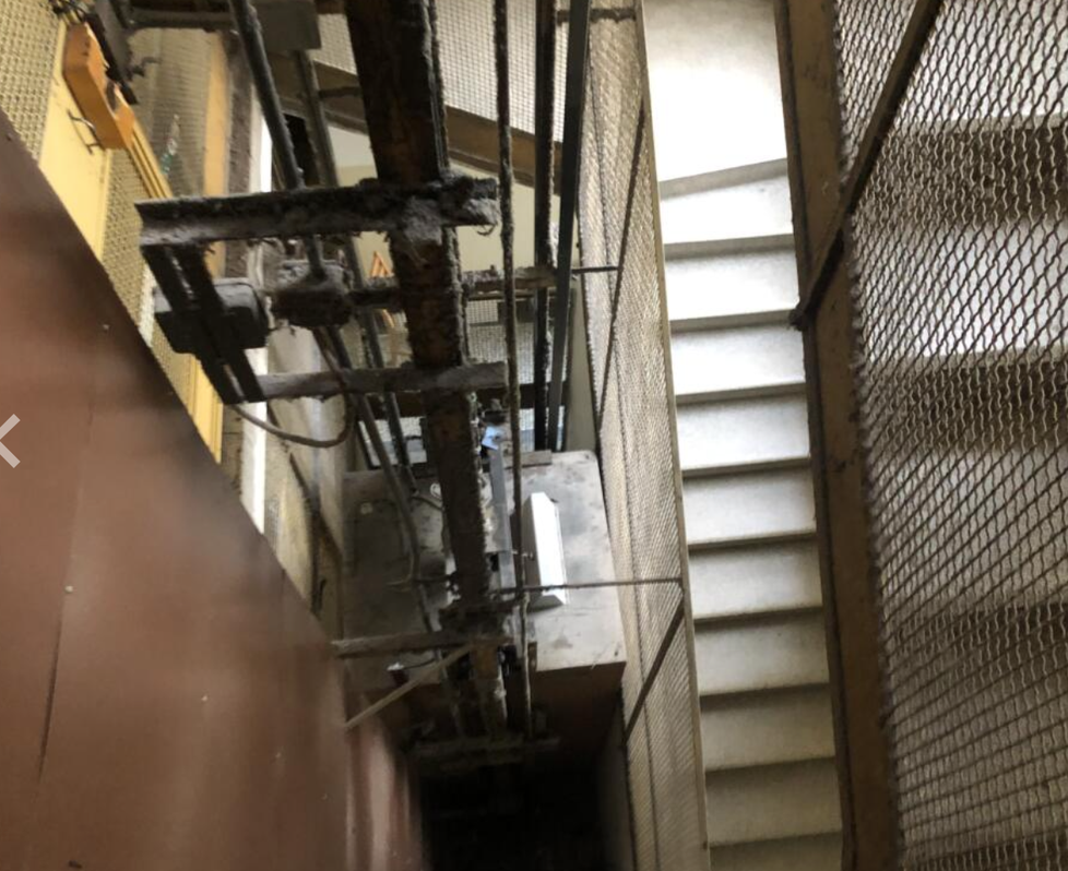 Hrůzostrašná podívaná: Soused z výtahu zachraňoval maminku s i mrtvé miminko