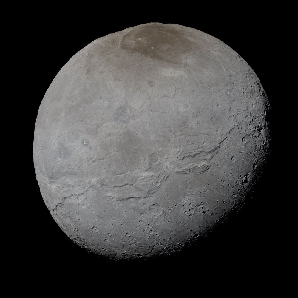 Největším měsícem Pluta je Charon.