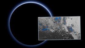 Snímky NASA ukazují, jak má Pluto modrou oblohu a že na jeho povrchu je vodní led.