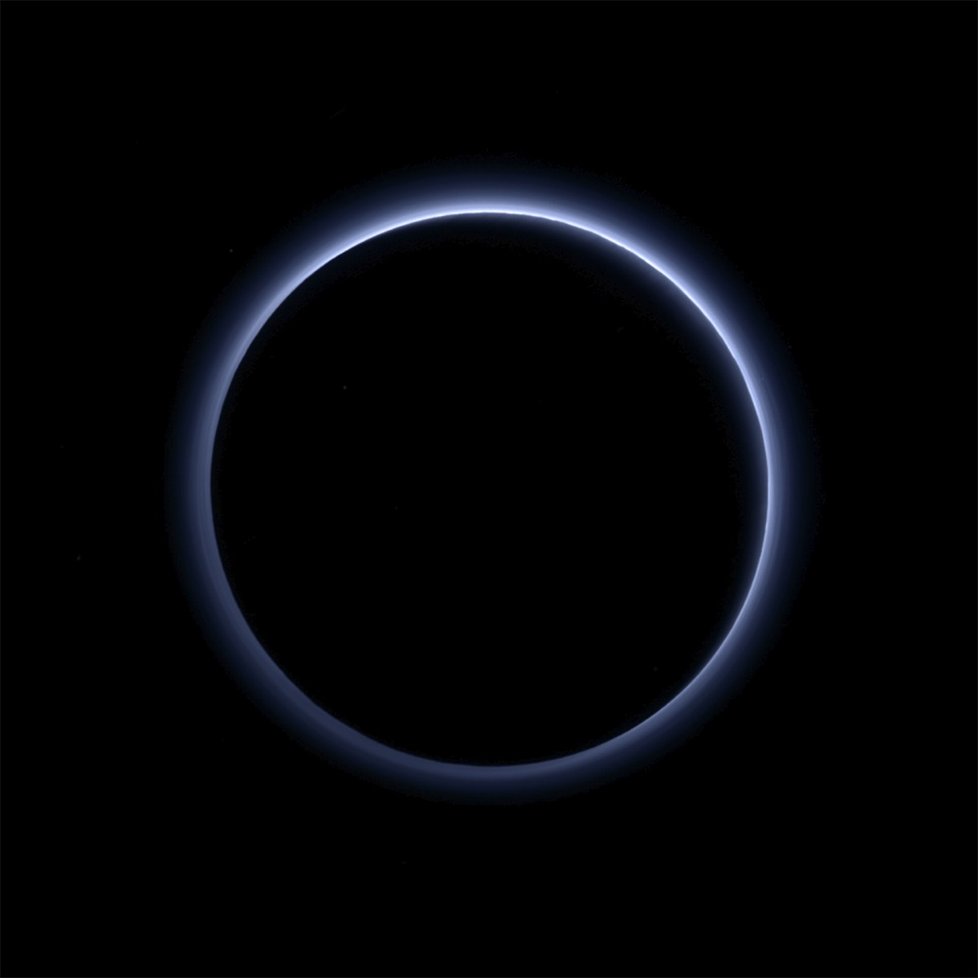 Nové snímky Pluta, které zveřejnila NASA, berou dech. Takto okraj naší sluneční soustavy ještě nikdo dříve nespatřil.