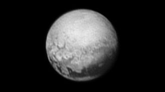 Jak vlastně vypadá planeta Pluto? NASA má nové fotografie a budou ještě lepší 