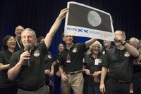 Historický okamžik: Sonda proletěla kolem vzdálené planety Pluto. Zjistila, že je větší
