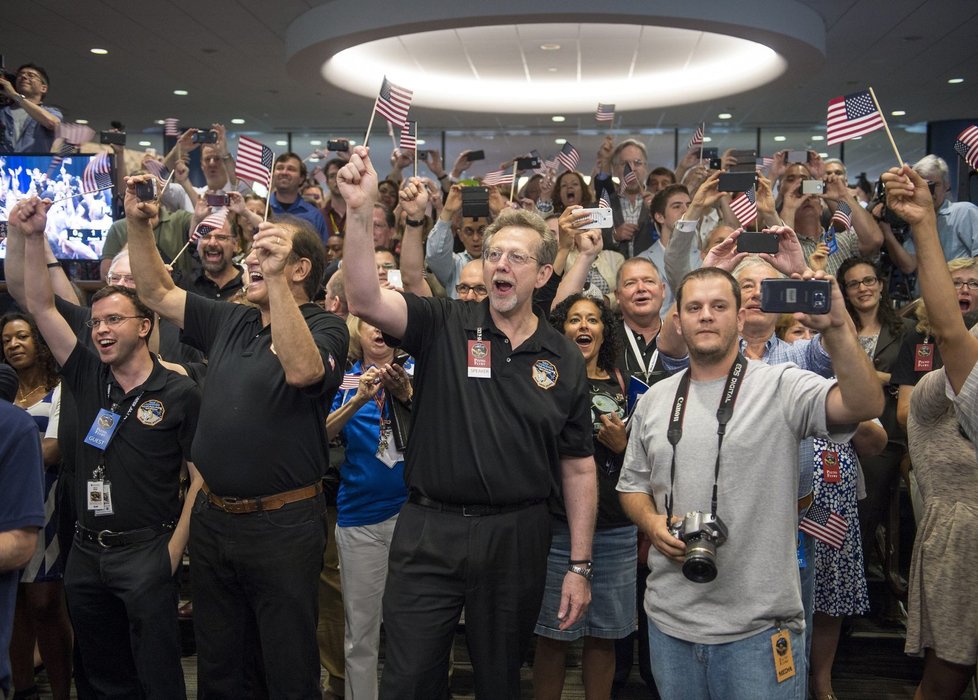 Sonda NASA New Horizons prolétla kolem Pluta: Oslavy amerických vědců