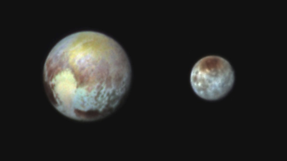 Jeden z pěti měsíců Pluta – Cháron (vlevo).