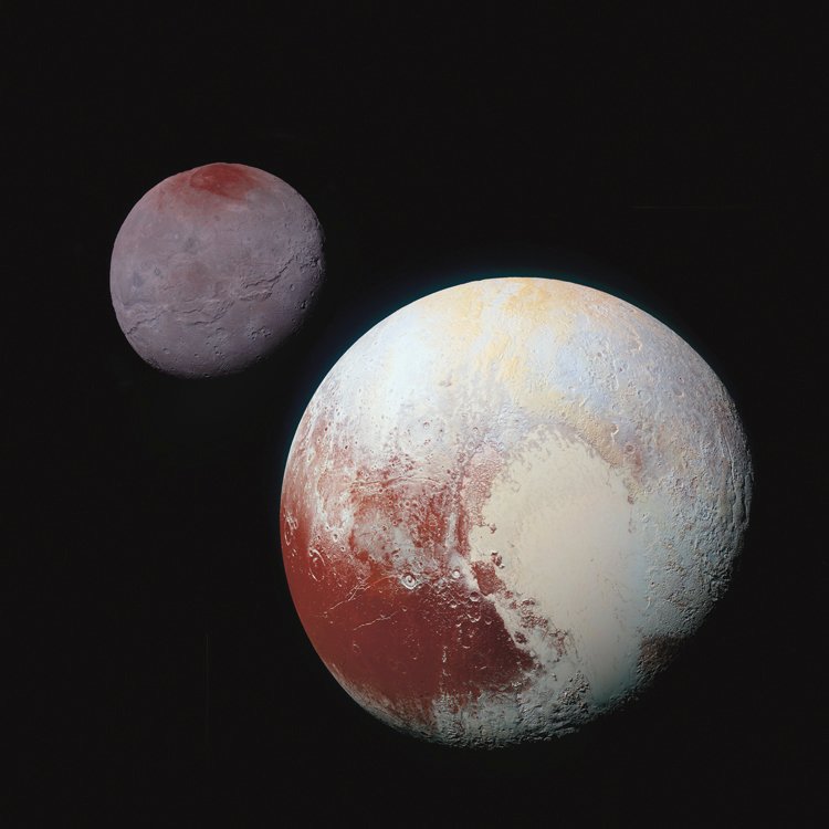 Rovníkový průměr Pluta je 2370 km. Kolem něj krouží nejméně pět měsíců, z nichž největší je Cháron (v pozadí)