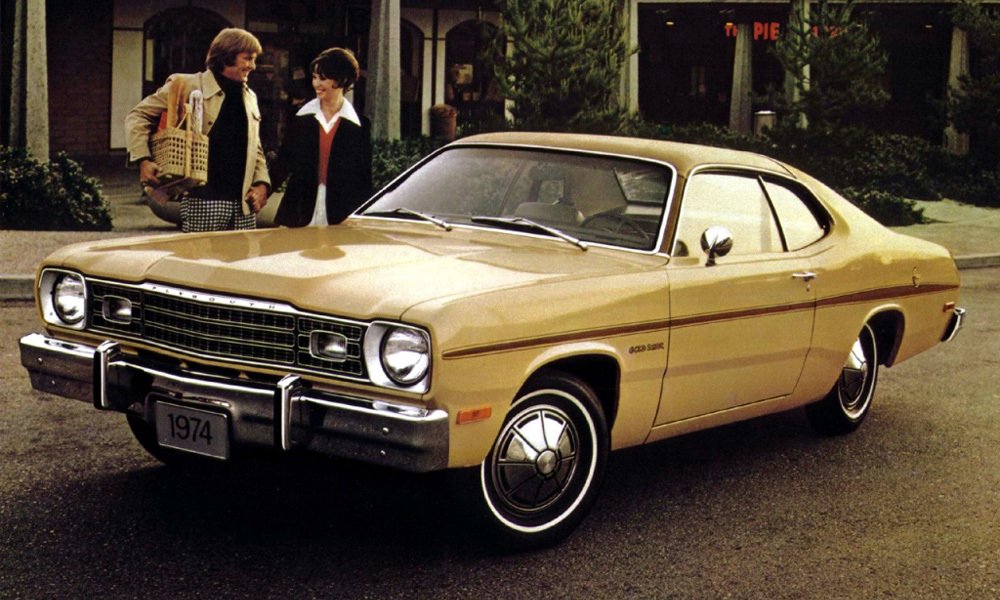 Také v roce 1974 se dal koupit speciál Gold Duster s ozdobnými pruhy na bocích a vinylovou střechou.