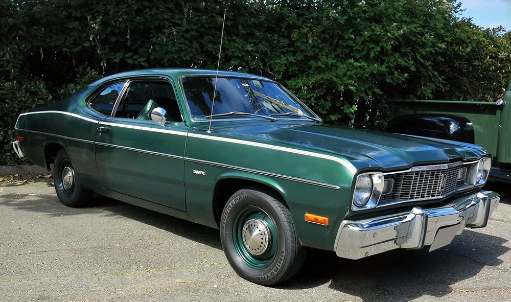 V roce 1975 se Plymouth Duster vrátil k jednodušší mřížce chladiče s hlouběji ponořenými pomocnými světlomety.