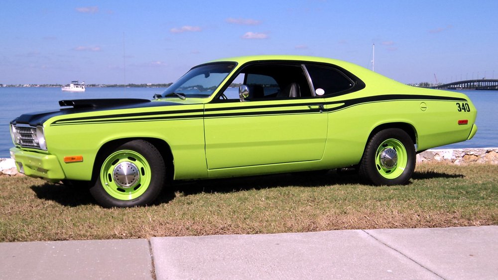 V posledním roce výroby měl Plymouth Duster 340 efektní široké pruhy na bocích a na kapotě falešný nasávací otvor.