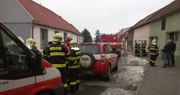 V Tlumačově vybuchl plyn: Dva těžce zranění, část domu se zřítila